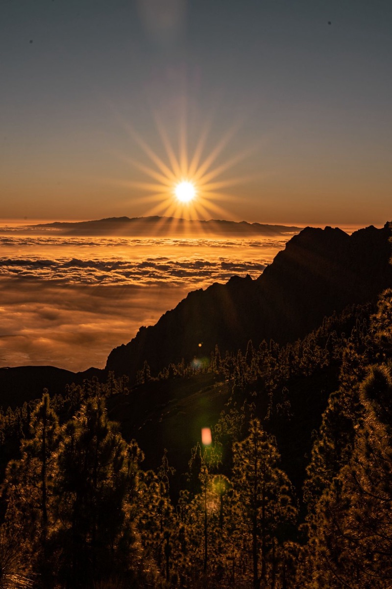 Vista aérea de pueblo costero en el norte de Tenerife